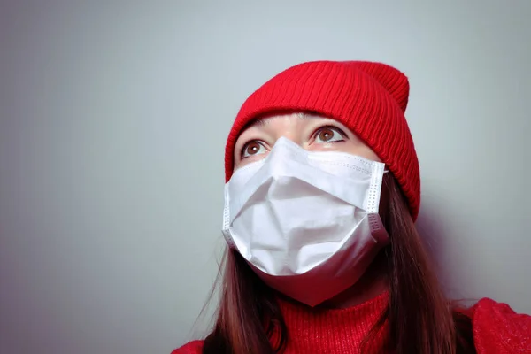 Mujer Enmascarada Con Suéter Rojo Cuarentena Casa Durante Una Pandemia — Foto de Stock