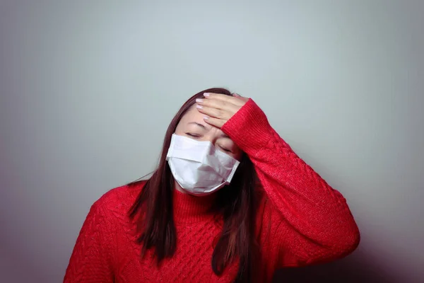 Mulher Mascarada Com Uma Camisola Vermelha Quarentena Casa Durante Uma — Fotografia de Stock