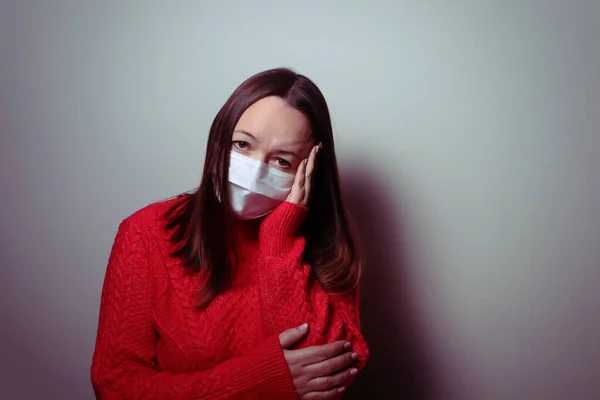 Mujer Enmascarada Con Suéter Rojo Cuarentena Casa Durante Una Pandemia — Foto de Stock