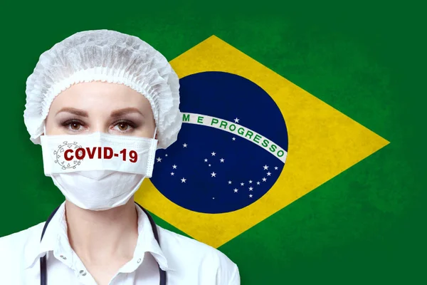 ブラジルの国旗を背景に Covid 19の文字が書かれた医療用マスクの女性医師 パンデミックウイルスCovid 医療の概念 — ストック写真