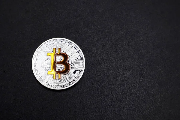 Fysieke Bitcoin Een Zwarte Textuur Achtergrond Panoramisch Kader — Stockfoto
