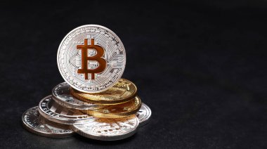 Siyah desenli arka planda Bitcoin ve Litecoin sikkeleri