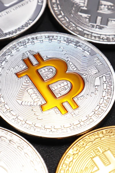 Munten Van Bitcoin Litecoin Een Zwarte Textuur Achtergrond — Stockfoto