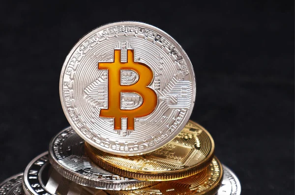 Munten Van Bitcoin Litecoin Een Zwarte Textuur Achtergrond — Stockfoto