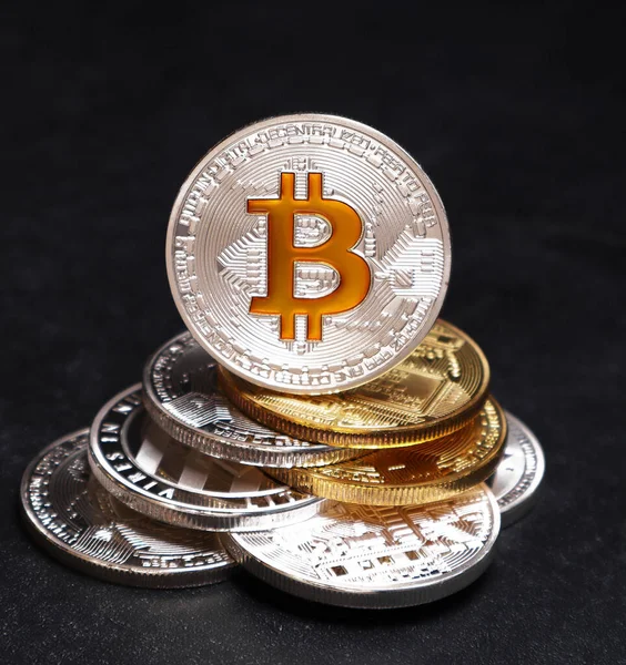 Munten Van Bitcoin Litecoin Een Zwarte Textuur Achtergrond — Stockfoto