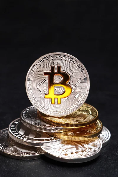Munten Van Bitcoin Litecoin Een Zwarte Textuur Achtergrond — Stockfoto