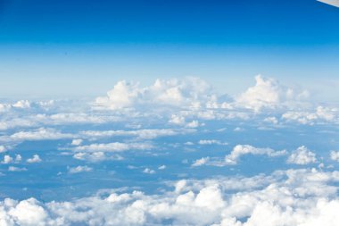 Bulutlar uçağın üst görüntüsünü bozuyor. Cennetlik manzara