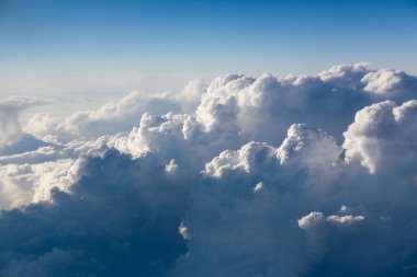 Bulutlar uçağın üst görüntüsünü bozuyor. Cennetlik manzara