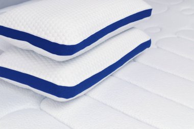 Yorgan döşeğinde ortopedik yastık. Uyumak ve dinlenmek için rahat bir yatak.