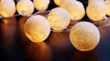 Noel ve yeni yıl tatili için parlak Noel ışıkları.