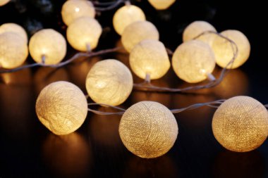 Noel ve yeni yıl tatili için parlak Noel ışıkları.