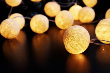 Noel ve yeni yıl tatili için parlak Noel ışıkları.