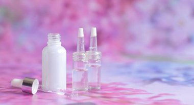 Etiketsiz kozmetik ürünler için bir şişe. Cilt bakımı konsepti.