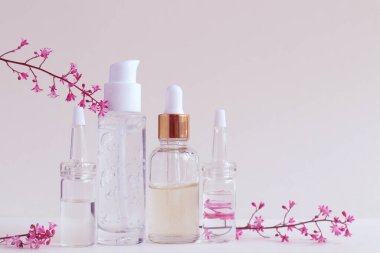 Etiketsiz kozmetik ürünler için bir şişe. Cilt bakımı konsepti.