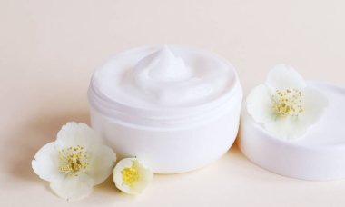 Beyaz kavanozdaki krem nemlendirici. Sağlık ve güzellik kavramı.