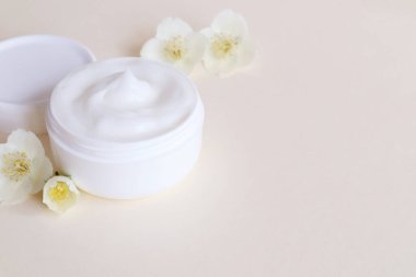 Beyaz kavanozdaki krem nemlendirici. Sağlık ve güzellik kavramı.