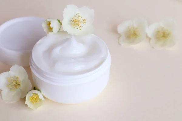 在白色罐子里放上奶油润肤剂 健康与美的概念 — 图库照片