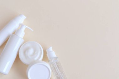 Etiketsiz kaplarda yüz ve vücut için kozmetik ürünler. Spa cilt bakımı ve vücut bakımı kavramı.