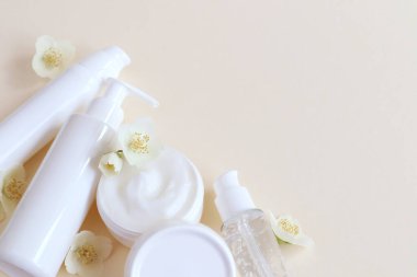 Etiketsiz kaplarda yüz ve vücut için kozmetik ürünler. Spa cilt bakımı ve vücut bakımı kavramı.