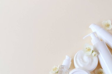 Etiketsiz kaplarda yüz ve vücut için kozmetik ürünler. Spa cilt bakımı ve vücut bakımı kavramı.