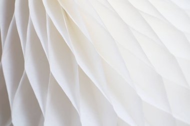 Tuhaf şekilli beyaz soyut bir arka plan. Yumuşak çizgiler geçiş ışığı ve karanlık gölgeler. Yumuşak odaklı fotoğraflar.