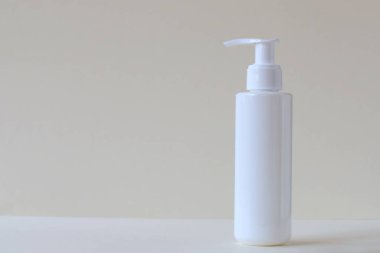 Beyaz arka planda izole edilmiş dezenfektanlar. Salgın virüsü COVID-19