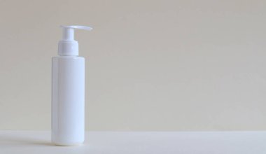 Beyaz arka planda izole edilmiş dezenfektanlar. Salgın virüsü COVID-19