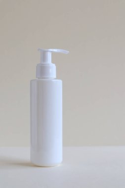 Beyaz arka planda izole edilmiş dezenfektanlar. Salgın virüsü COVID-19