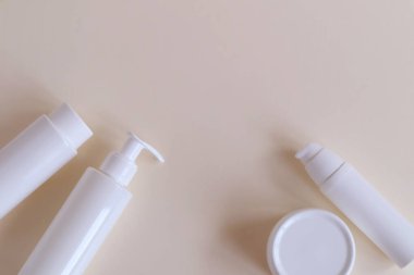 Etiketsiz kaplarda yüz ve vücut için kozmetik ürünler. Spa cilt bakımı ve vücut bakımı kavramı.