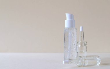 Etiketsiz kaplarda yüz ve vücut için kozmetik ürünler. Spa cilt bakımı ve vücut bakımı kavramı.