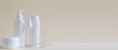 Etiketsiz kaplarda yüz ve vücut için kozmetik ürünler. Spa cilt bakımı ve vücut bakımı kavramı.