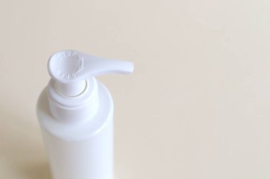 Beyaz arka planda izole edilmiş dezenfektanlar. Salgın virüsü COVID-19