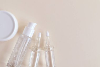 Etiketsiz kaplarda yüz ve vücut için kozmetik ürünler. Spa cilt bakımı ve vücut bakımı kavramı.