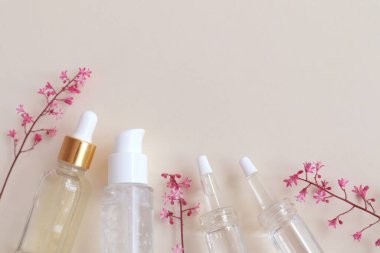 Etiketsiz kaplarda yüz ve vücut için kozmetik ürünler. Spa cilt bakımı ve vücut bakımı kavramı.