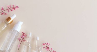 Etiketsiz kaplarda yüz ve vücut için kozmetik ürünler. Spa cilt bakımı ve vücut bakımı kavramı.