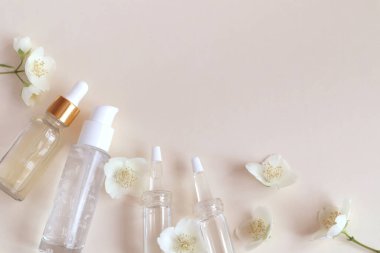 Etiketsiz kaplarda yüz ve vücut için kozmetik ürünler. Spa cilt bakımı ve vücut bakımı kavramı.