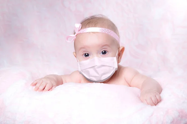 아기는 머리에 두르고 의료용 마스크를 있습니다 콘셉트 대유행 코로나 바이러스 로열티 프리 스톡 이미지