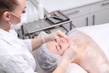 Güzellik uzmanı arınma prosedürünü genç ve güzel bir hasta kız haline getiriyor. Yüz ve vücut bakımı kavramı