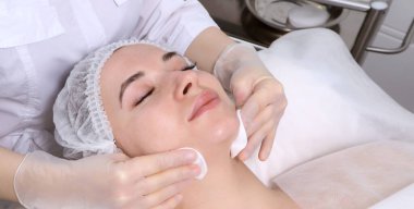 Güzellik uzmanı arınma prosedürünü genç ve güzel bir hasta kız haline getiriyor. Yüz ve vücut bakımı kavramı