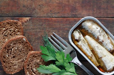 Ahşap üzerine konserve balık