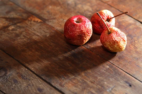 Manzanas secas sobre madera — Foto de Stock