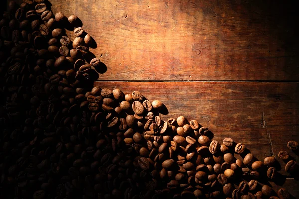 Grãos de café em madeira — Fotografia de Stock