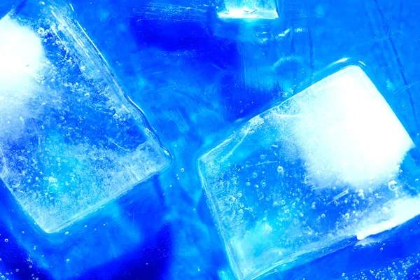 Кубики льоду на синьому — стокове фото