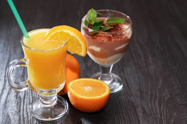 Mousse de queijo e suco de laranja — Fotografia de Stock