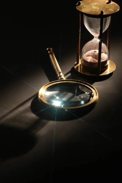 Kum saati ve Büyüteç camı — Stok fotoğraf
