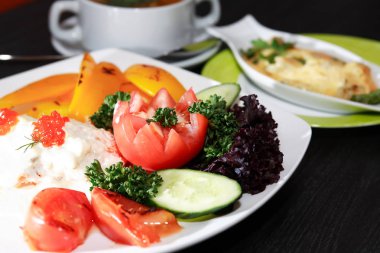 balık meze tabağı üzerinde