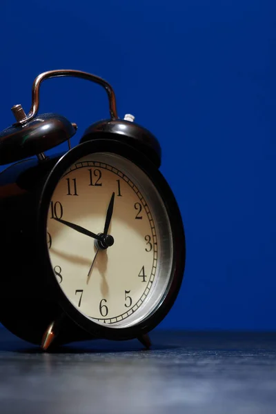 Alarm Clock On Dark — Stock Photo, Image