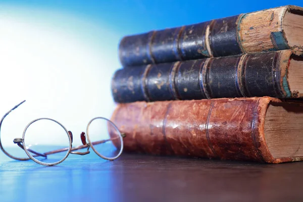 Gözlükler ve kitaplar — Stok fotoğraf