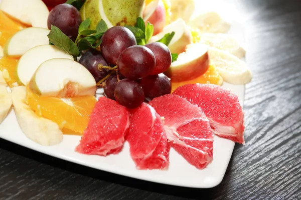 Ensalada de frutas en plato — Foto de Stock