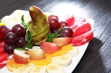 plaka üzerinde meyve salatası